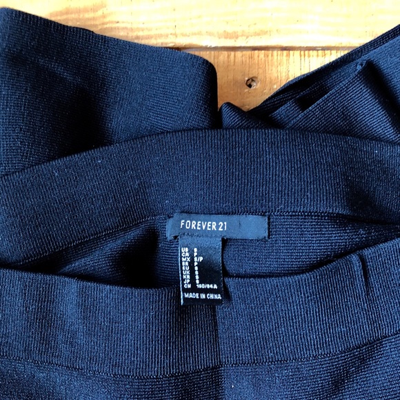 Black mini skirt - Picture 3 of 3